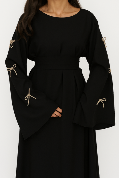 Abaya nera con maniche a campana e fiocchi decorativi