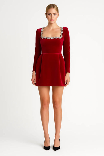 Abito corto con scollo squadrato e applicazioni gioiello