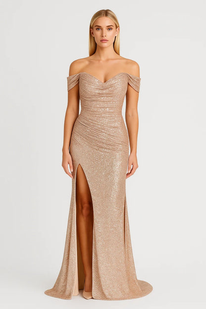 Abito da sera con spacco e spalle scoperte