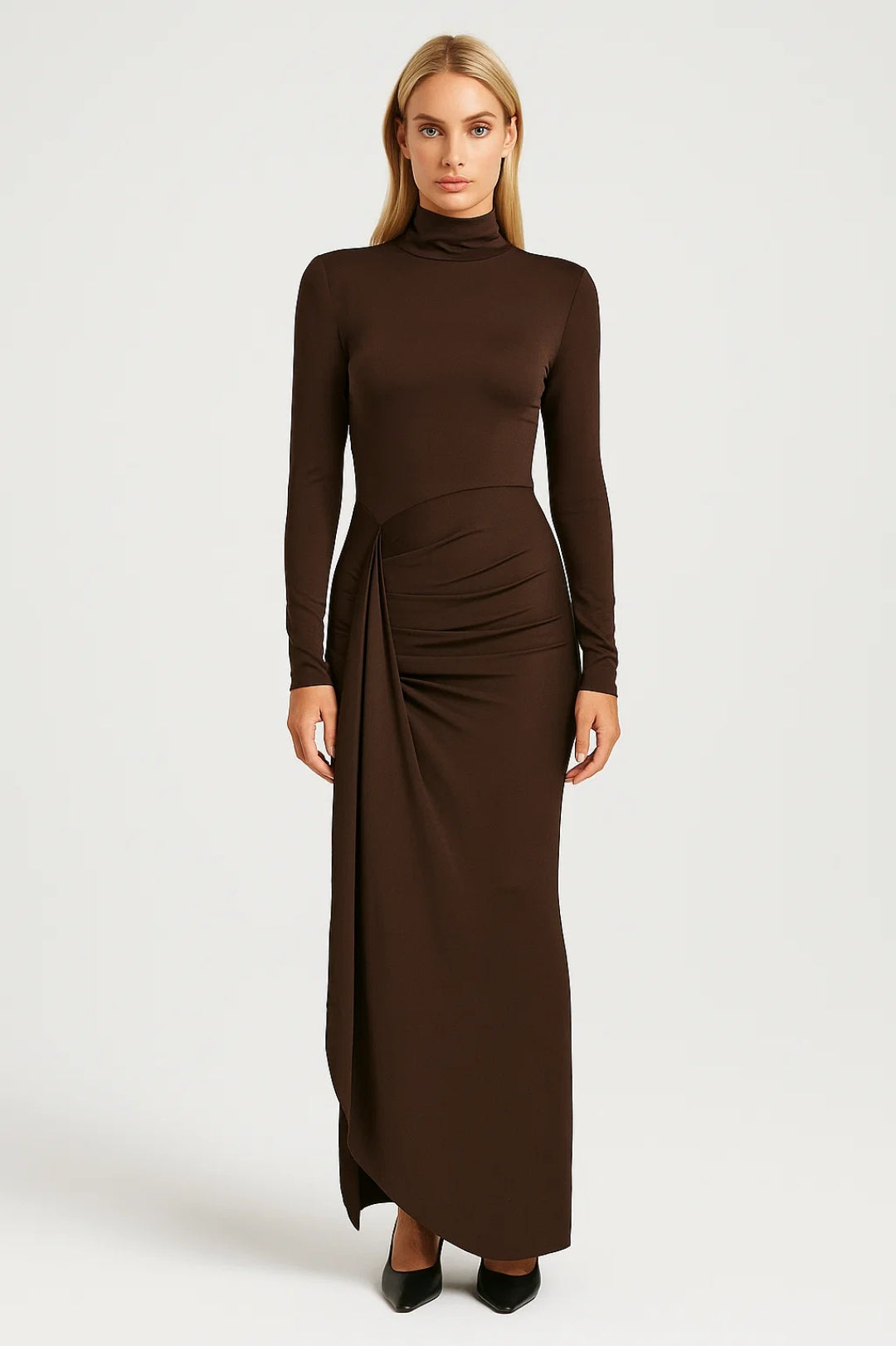 Abito lungo con collo alto e drappeggio laterale