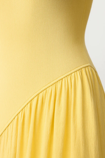 Abito lungo giallo con scollo all’americana | Stile estivo e minimal