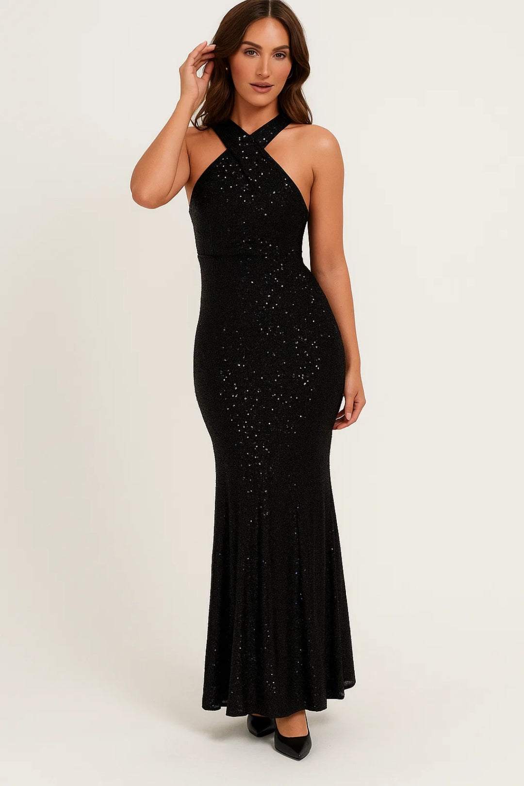 Abito lungo scintillante con scollo incrociato sulla schiena