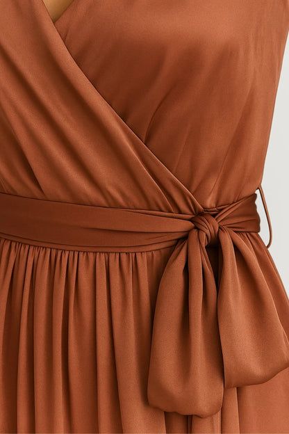 Abito lungo terracotta con spacco | Chiusura incrociata con cintura | Senza maniche