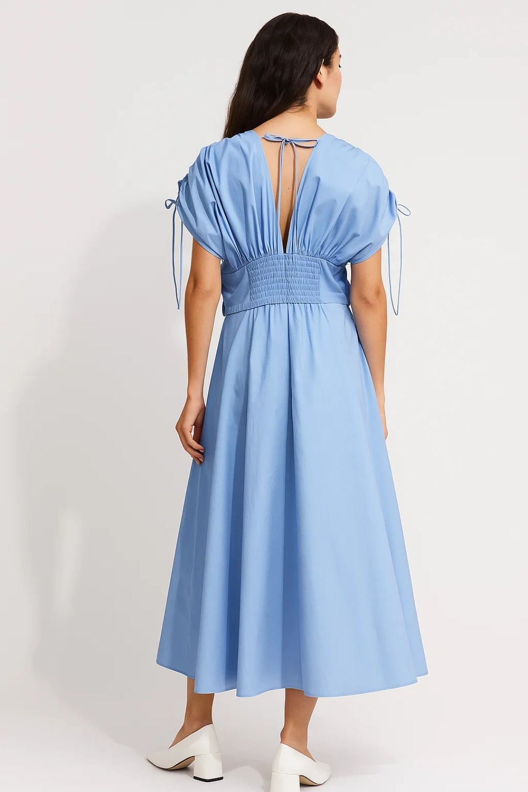 Abito lungo con scollo a V | Dettaglio floreale in rilievo | Maniche arricciate regolabili