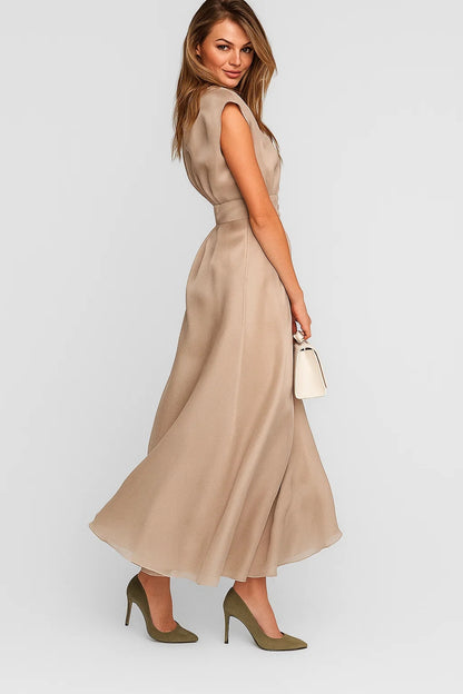 Abito midi beige con bottoni e vita definita