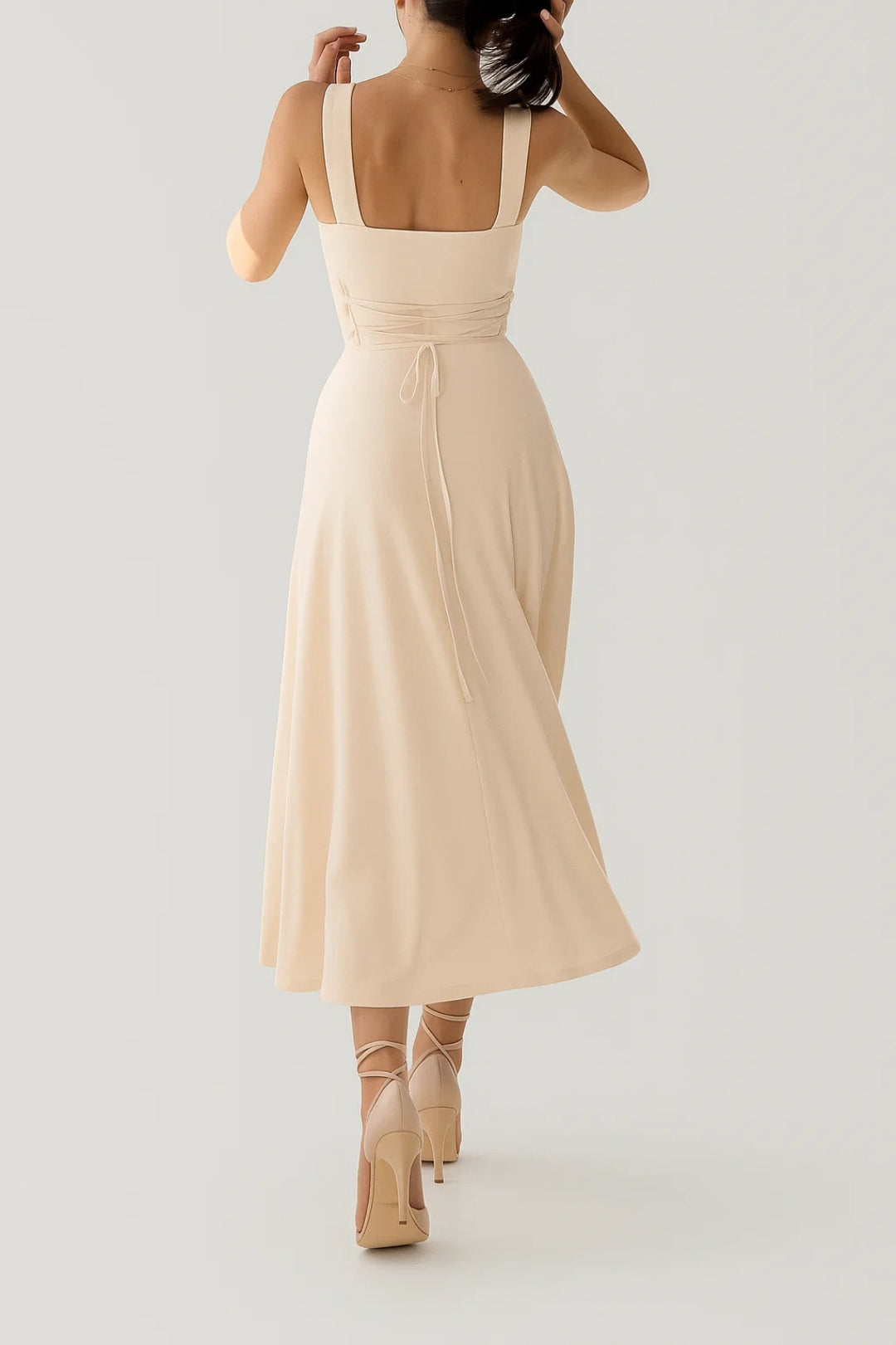 Abito midi con spalline larghe | Scollatura quadrata | Stile elegante e minimale