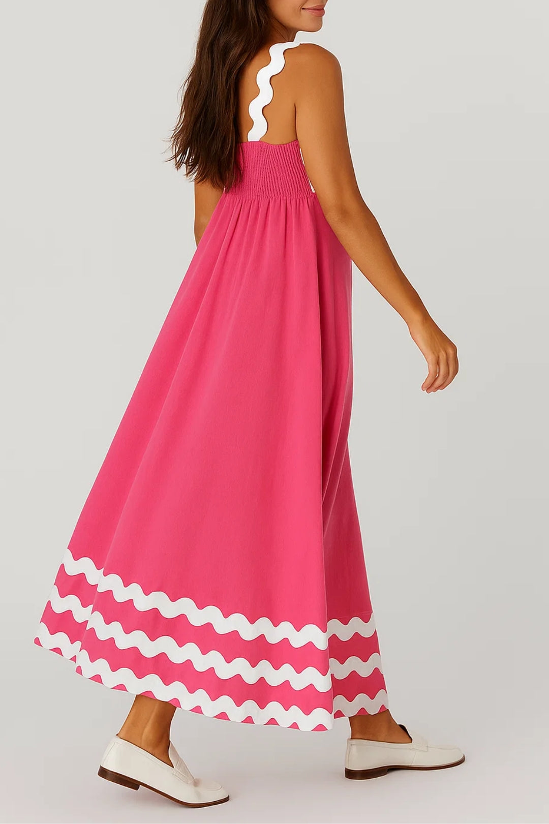 Abito midi con spalline ondulate e dettagli a contrasto