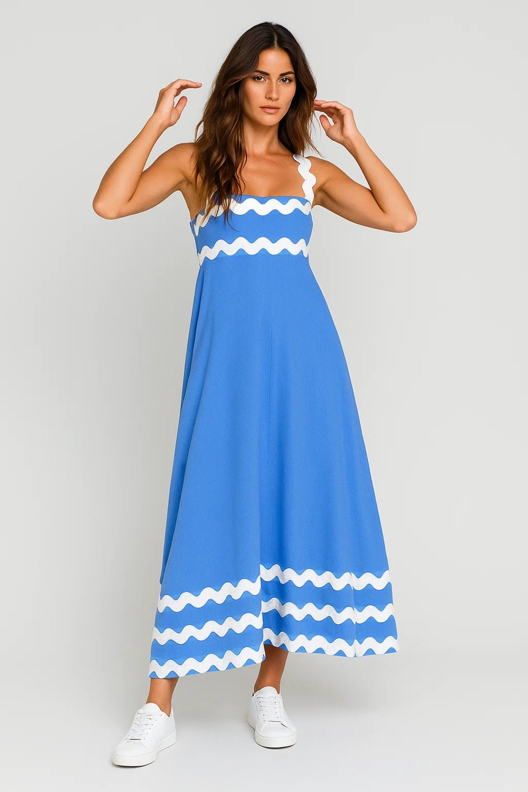 Abito midi con spalline ondulate e dettagli a contrasto