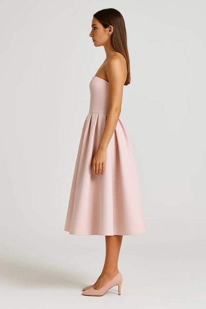 Abito midi elegante senza spalline con gonna a pieghe