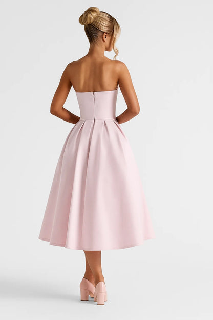 Abito midi elegante senza spalline con gonna a pieghe