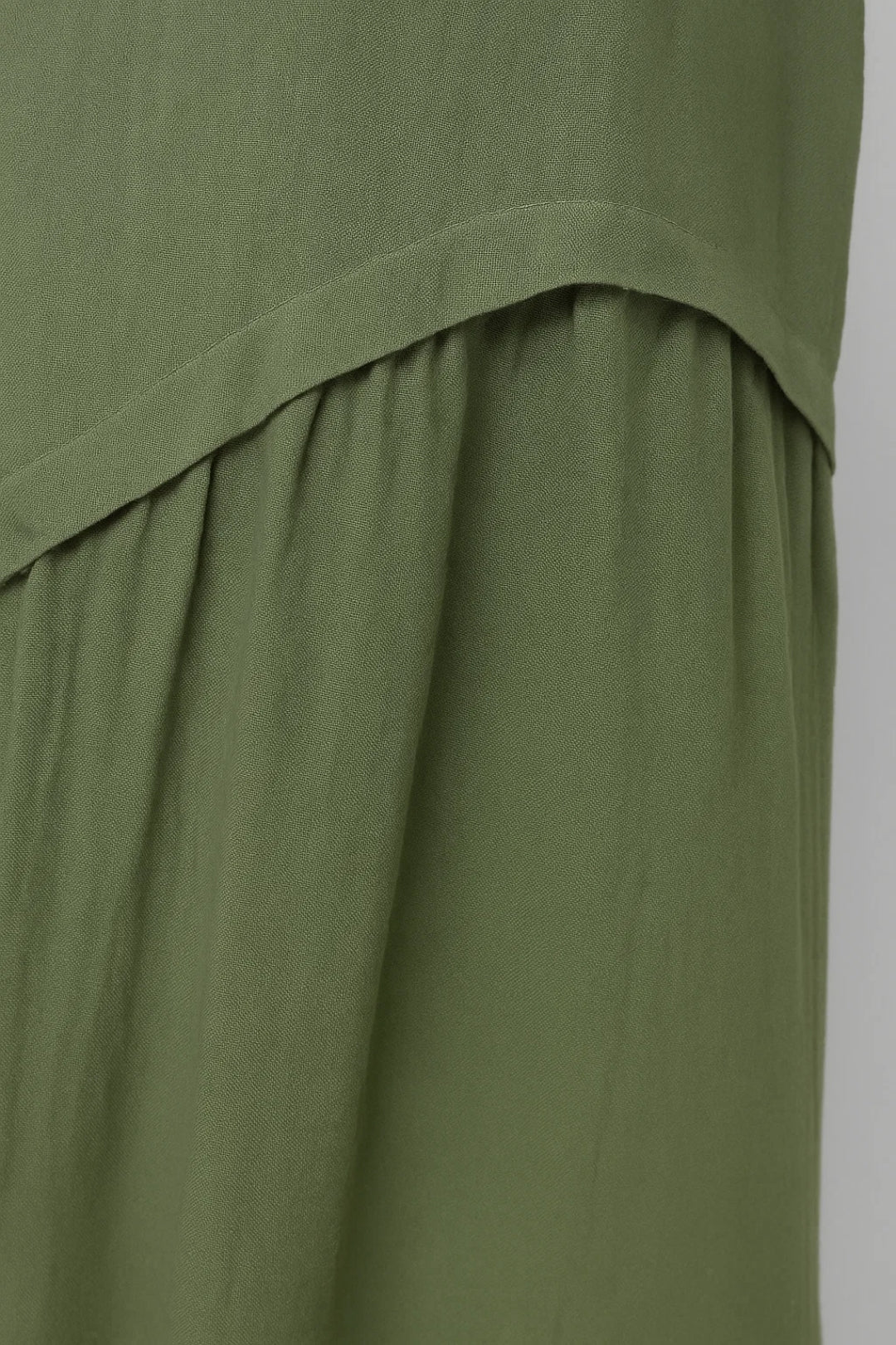 Abito midi in cotone con maniche risvoltabili | Linea morbida | Tasche applicate
