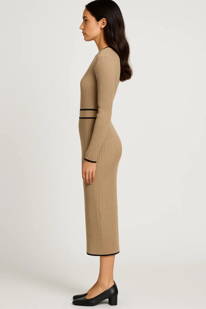 Abito midi in maglia beige con profili a contrasto | Elegante e avvolgente