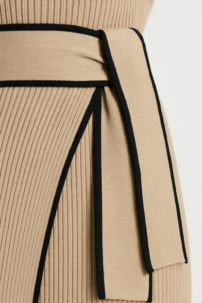 Abito midi in maglia beige con profili a contrasto | Elegante e avvolgente