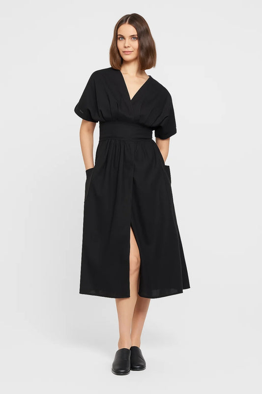 Abito midi nero con maniche corte e cintura in vita | Scollo a V elegante