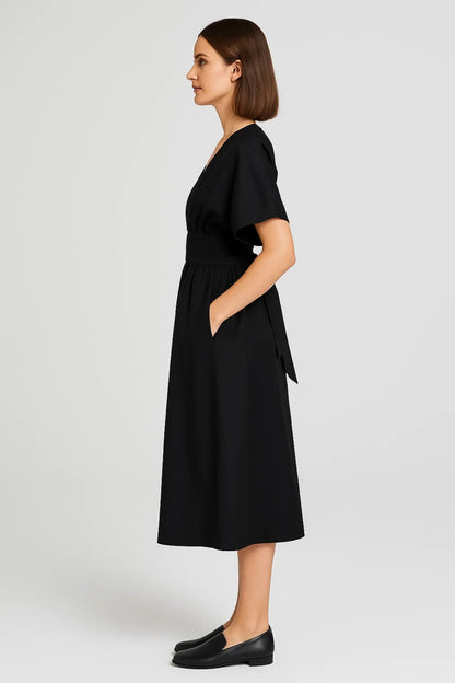 Abito midi nero con maniche corte e cintura in vita | Scollo a V elegante