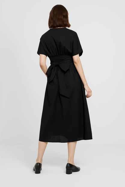 Abito midi nero con maniche corte e cintura in vita | Scollo a V elegante