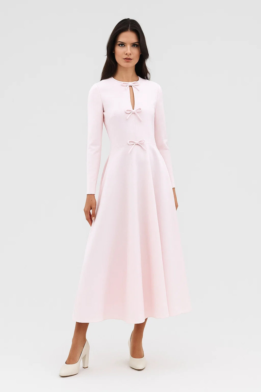 Abito midi rosa pastello con fiocchi decorativi e maniche lunghe