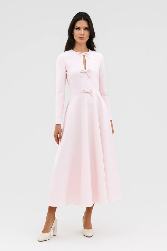 Abito midi rosa pastello con fiocchi decorativi e maniche lunghe