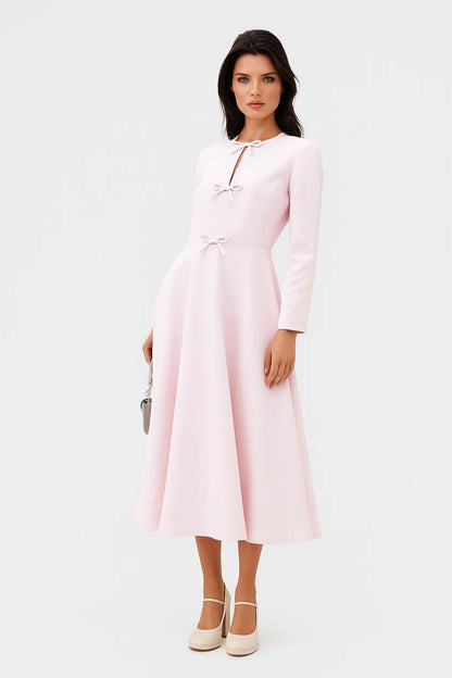 Abito midi rosa pastello con fiocchi decorativi e maniche lunghe