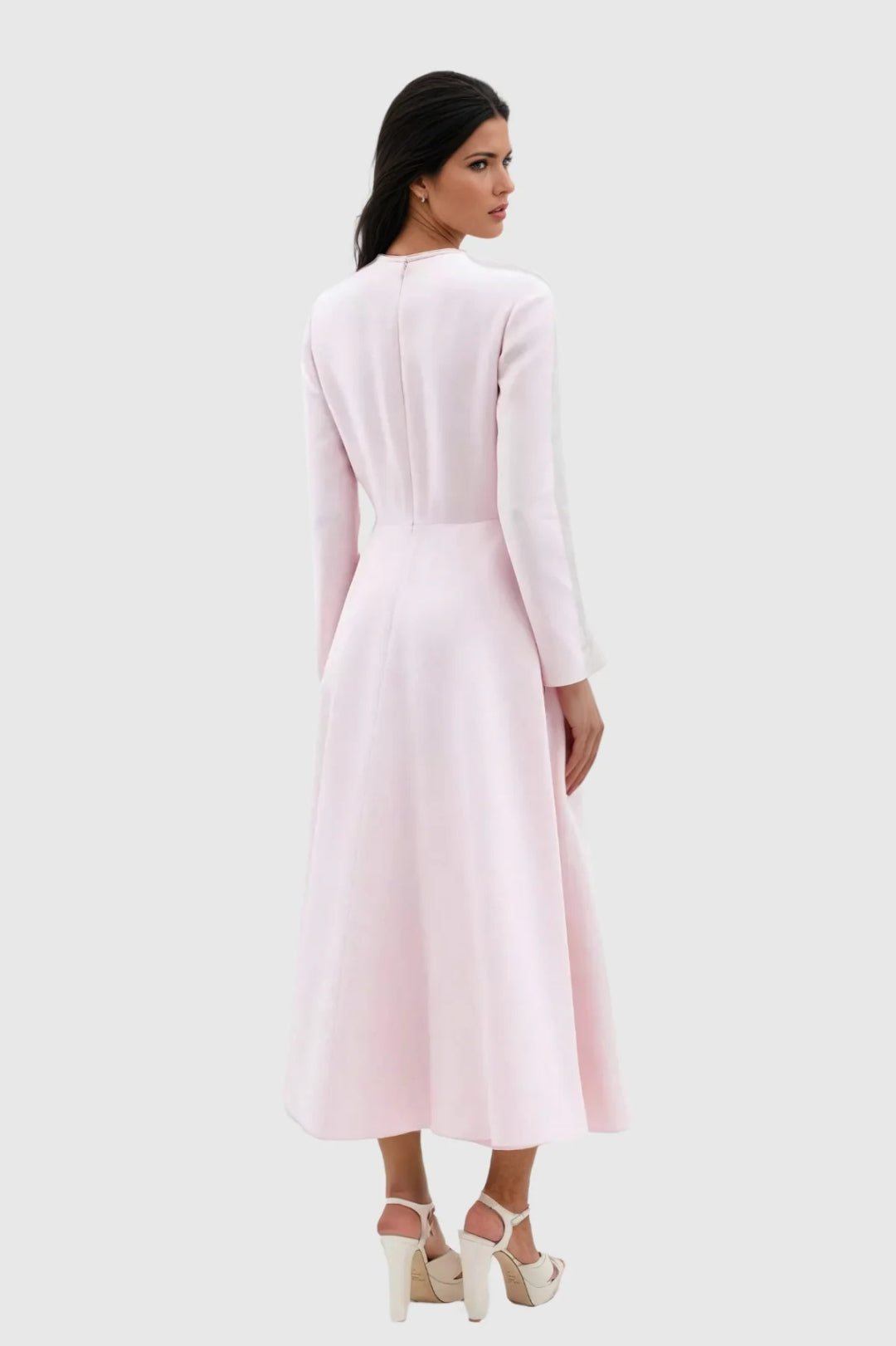 Abito midi rosa pastello con fiocchi decorativi e maniche lunghe
