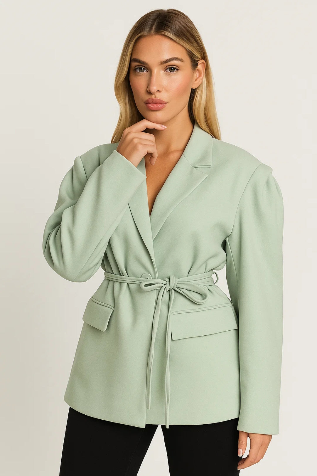 Blazer con cintura e spalle strutturate