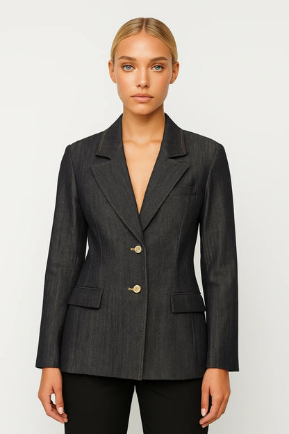 Blazer sfiancato con bottoni chiari e cuciture a contrasto