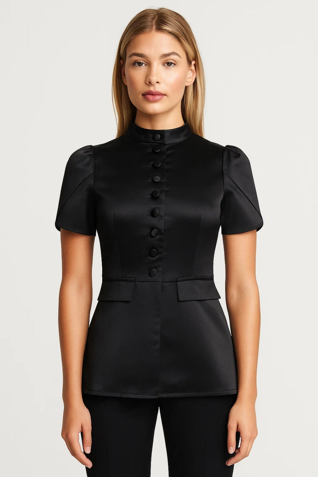 Blusa strutturata a maniche corte con bottoni rivestiti