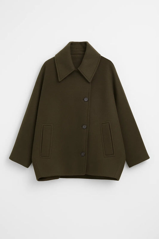 Cappotto corto con collo ampio e chiusura a bottoni