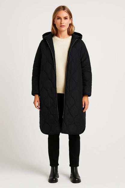 Cappotto imbottito lungo con cappuccio e trapuntatura ondulata