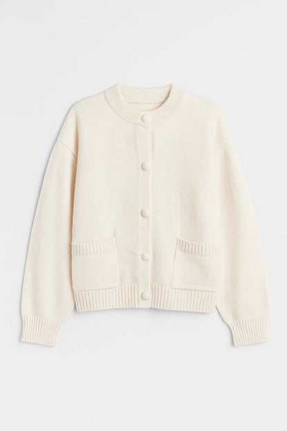 Cardigan con tasche frontali e bottoni rivestiti | Linee semplici e versatili