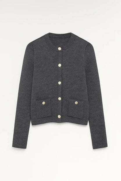 Cardigan corto con bottoni decorativi e tasche frontali
