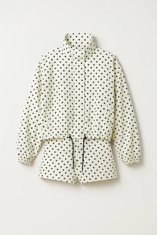 Completo a pois con giacca e pantaloncini