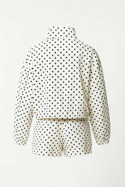 Completo a pois con giacca e pantaloncini