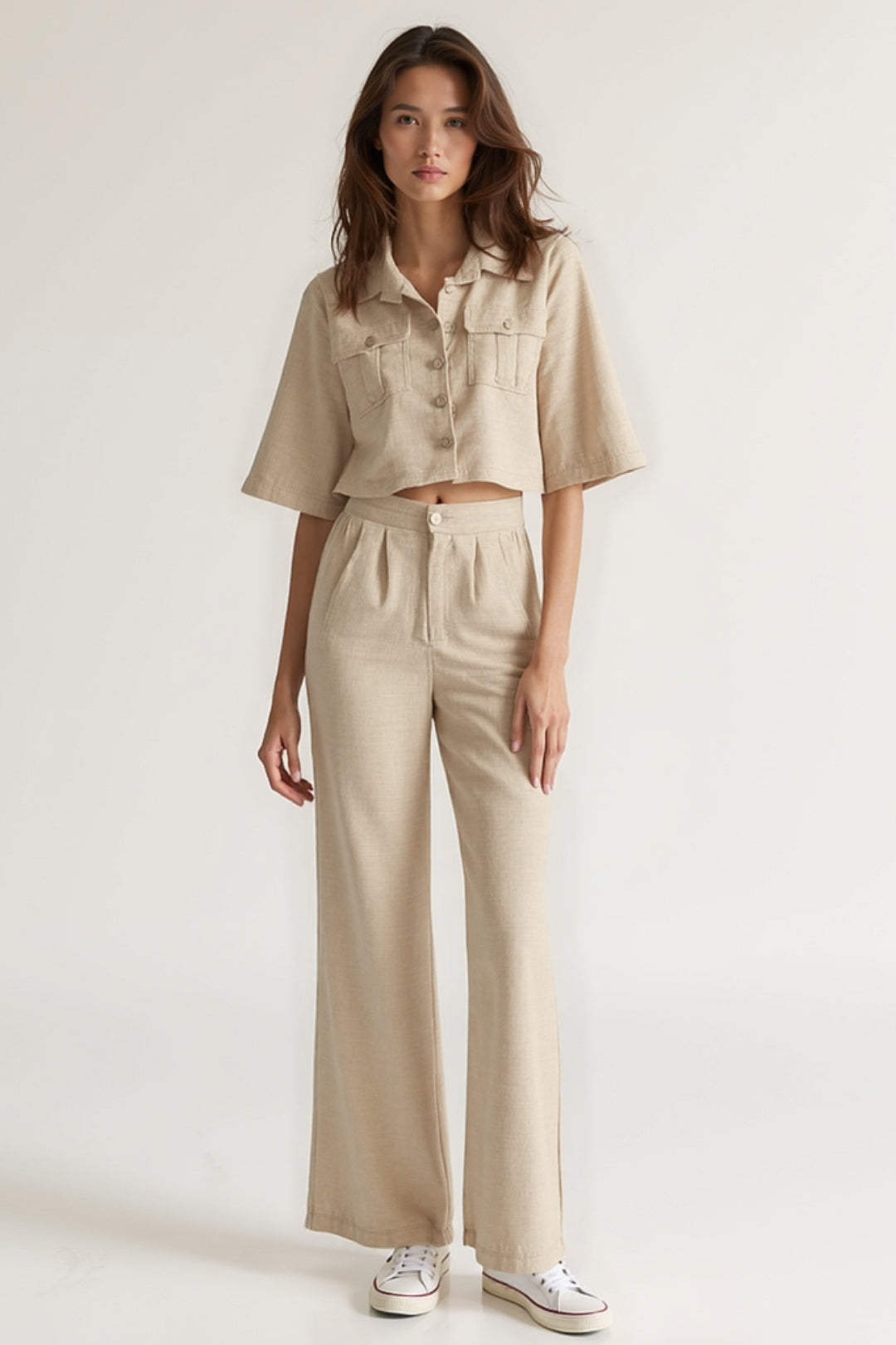 Completo con camicia corta e pantaloni a gamba larga