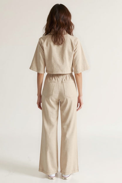 Completo con camicia corta e pantaloni a gamba larga