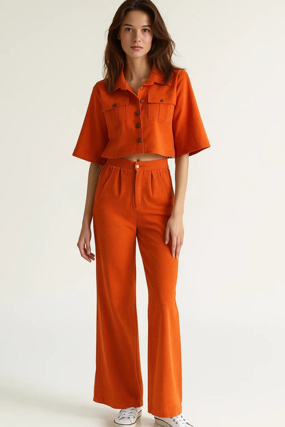 Completo con camicia corta e pantaloni a gamba larga