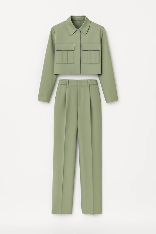 Completo con giacca corta e pantaloni a vita alta