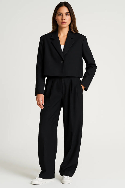 Completo con giacca corta e pantaloni ampi | Eleganza minimal nera | Look versatile