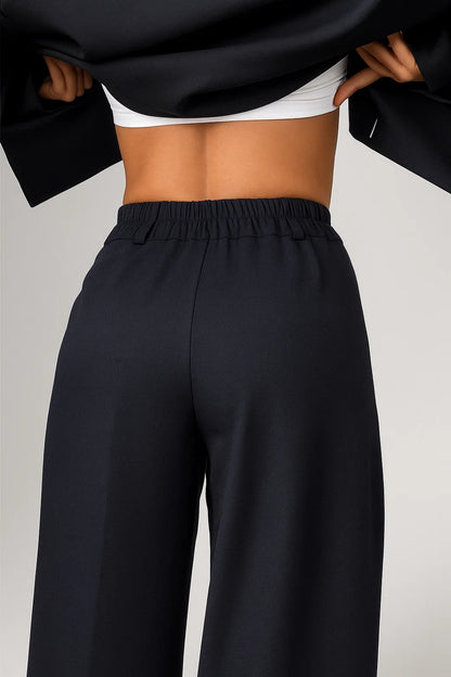 Completo con giacca corta e pantaloni ampi | Eleganza minimal nera | Look versatile