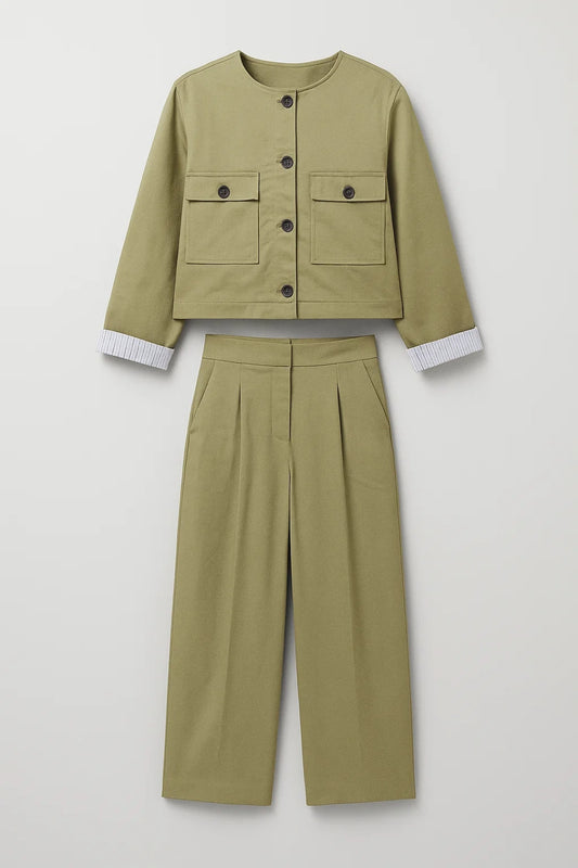 Completo con giacca corta e pantaloni dritti dal taglio pulito