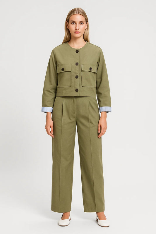 Completo con giacca corta e pantaloni dritti dal taglio pulito