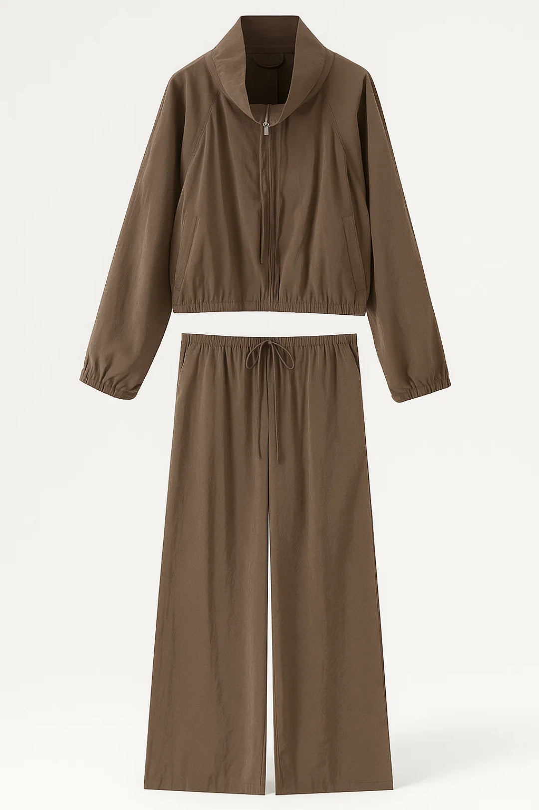 Completo con giacca zip e pantaloni larghi dal taglio rilassato