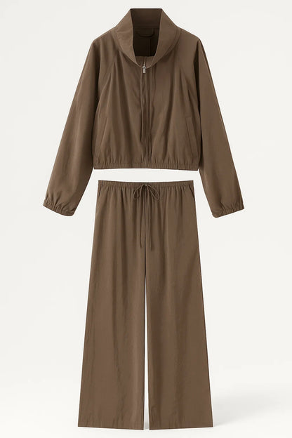 Completo con giacca zip e pantaloni larghi dal taglio rilassato