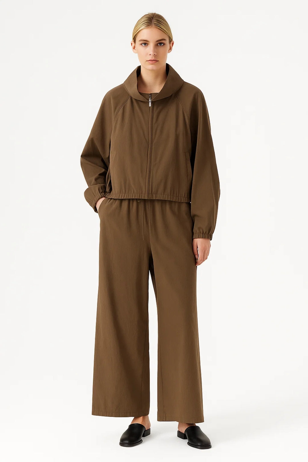 Completo con giacca zip e pantaloni larghi dal taglio rilassato