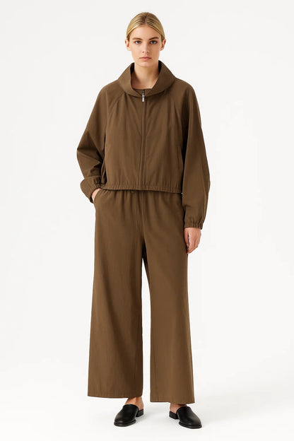 Completo con giacca zip e pantaloni larghi dal taglio rilassato