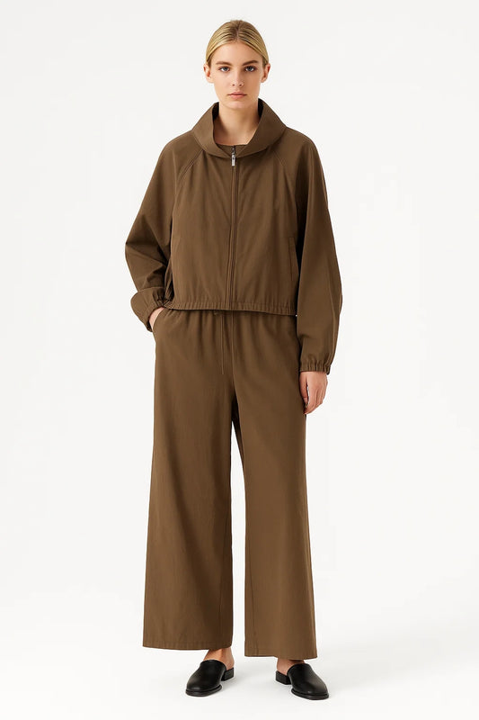 Completo con giacca zip e pantaloni larghi dal taglio rilassato
