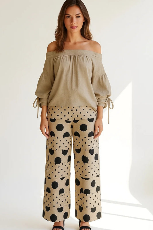 Completo con top a spalle scoperte e pantaloni larghi a fantasia geometrica