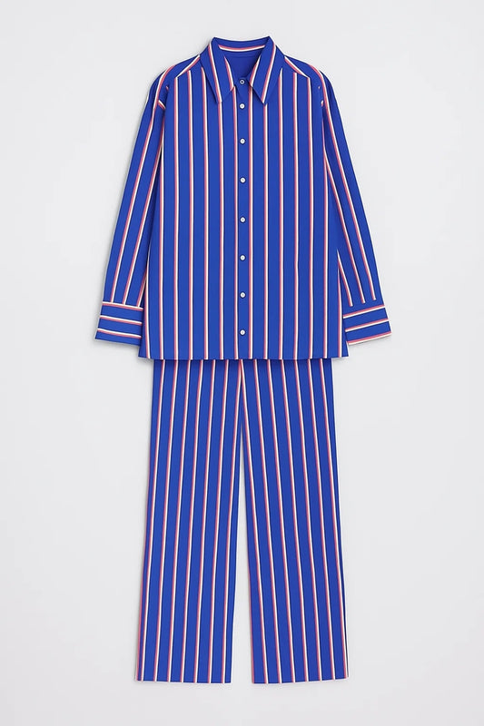 Completo coordinato a righe con camicia e pantaloni larghi