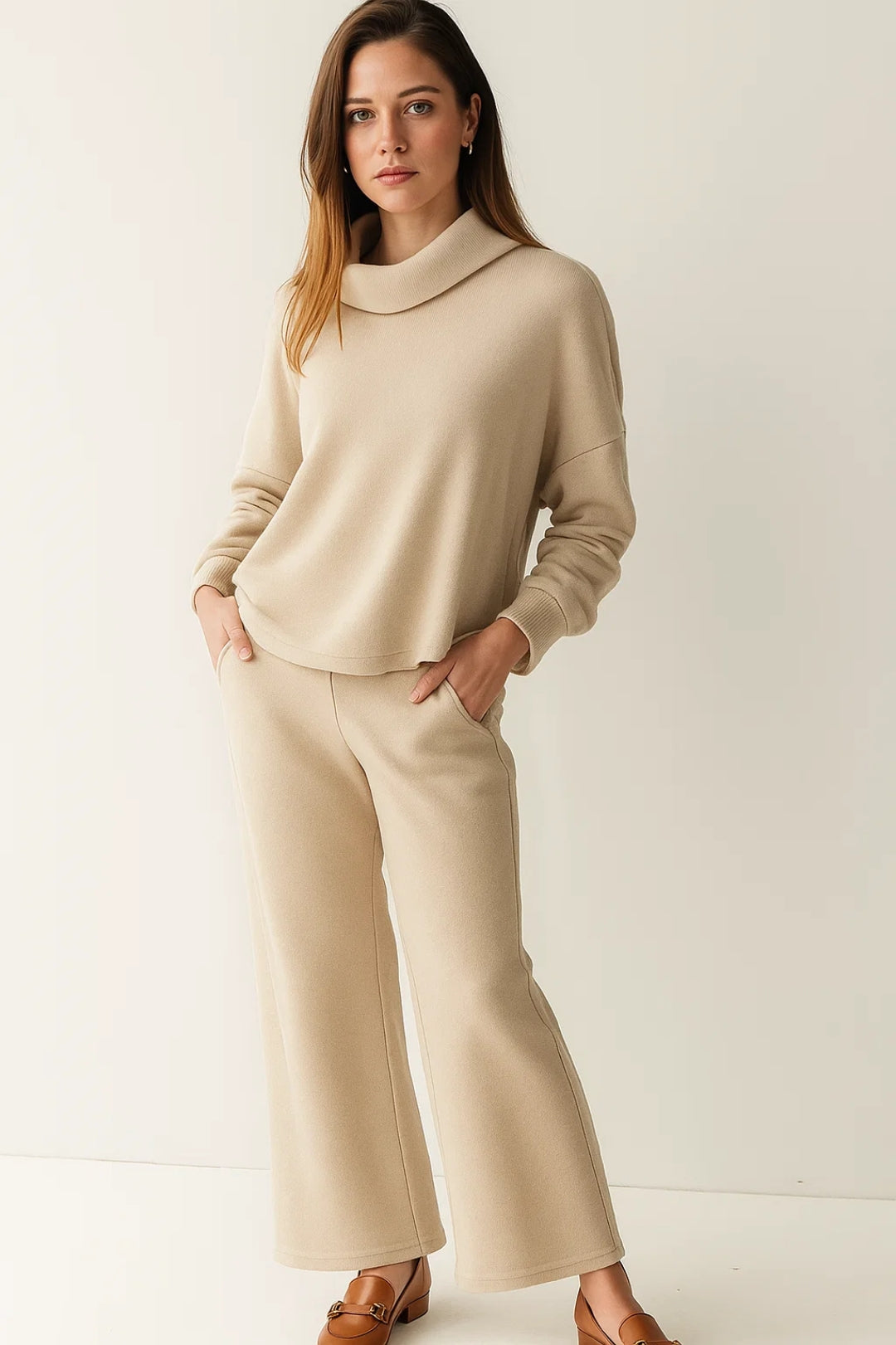 Completo cozy con maglia a collo morbido e pantaloni larghi | Beige