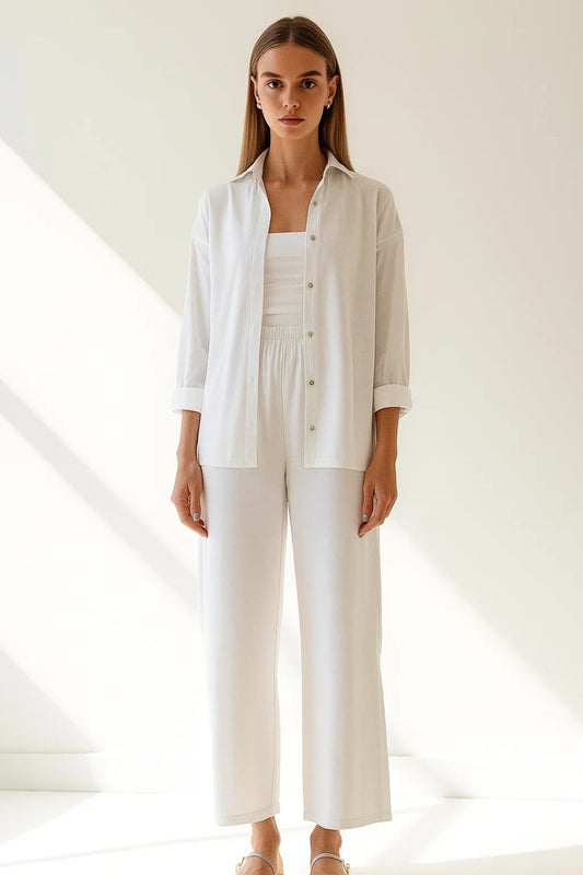 Completo due pezzi bianco con camicia leggera e pantaloni ampi | Stile rilassato ed elegante